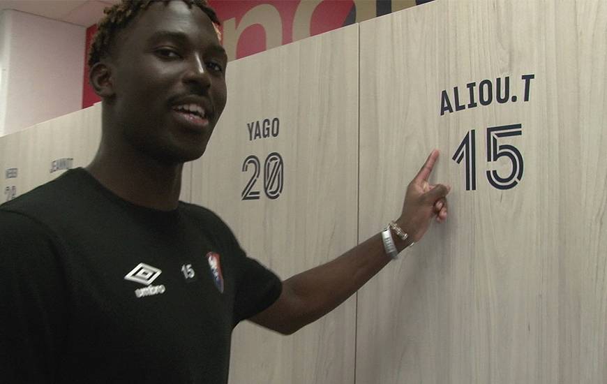 Aliou Traoré et les joueurs du Stade Malherbe Caen ont découvert leurs nouveaux casiers dans le vestiaire d'entraînement