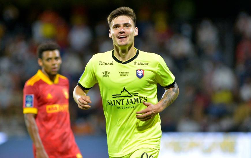 Le maillot de Jessy Deminguet, buteur face à Rodez sera mis en vente à la boutique officielle du Stade Malherbe Caen © Cédric Meravilles