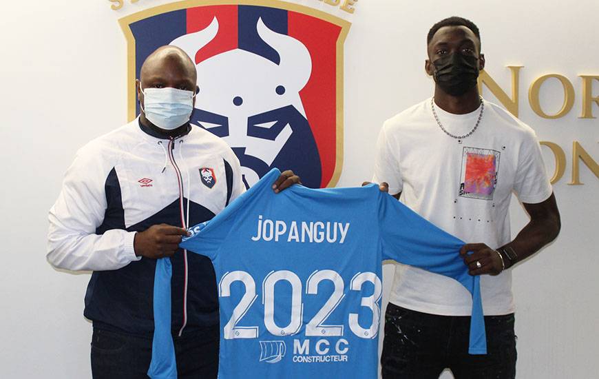 Destiné Jopanguy aux côtés de Djibi Diao lors de la signature de son contrat stagiaire avec le Stade Malherbe 