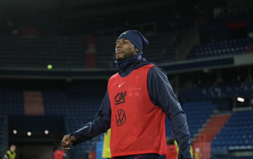 Jeff Reine Adelaide sur la pelouse du stade Michel d'Ornano avec l'Équipe de France espoirs il y a quelques mois