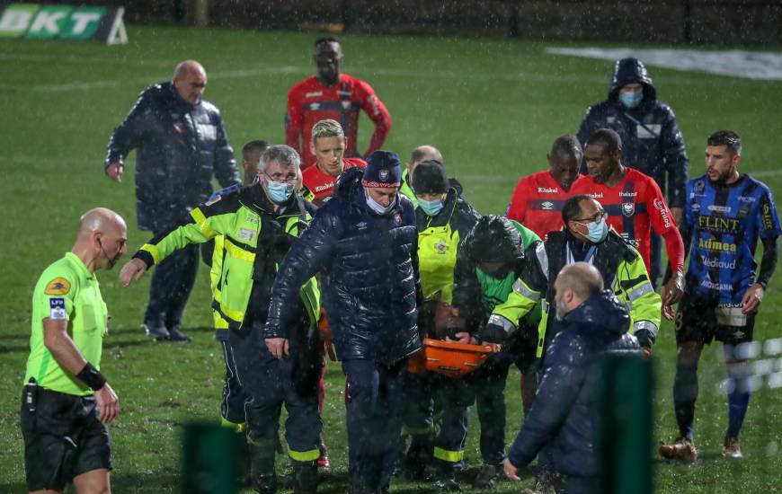 Garissone Innocent évacué sur civière après s'être écroulé sur la pelouse du FC Chambly hier soir