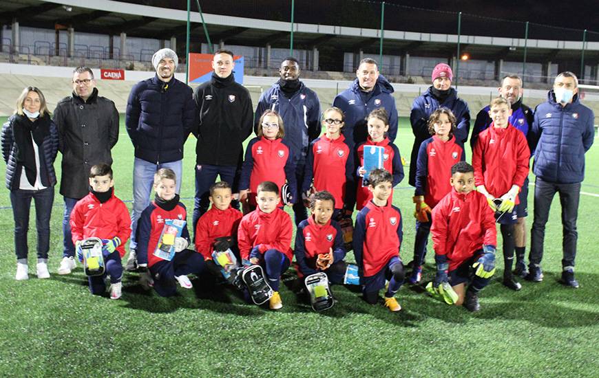 Les jeunes gardiens et gardiennes de l'association ont pu recevoir une paire de gants pour le reste de la saison