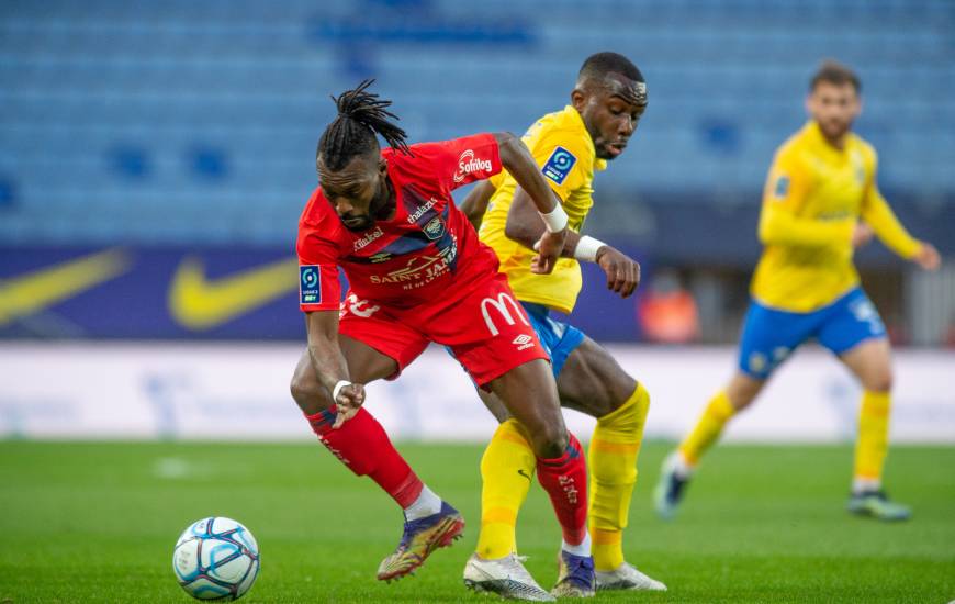 Steeve Yago et les défenseur Caennais ont longtemps résisté face aux Sochaliens avant de céder sur un penalty en seconde période