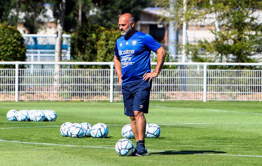 Les joueurs de Pascal Dupraz débutent la saison 2020-2021 de Ligue 2 BKT sur la pelouse du Clermont Foot demain (19h00)