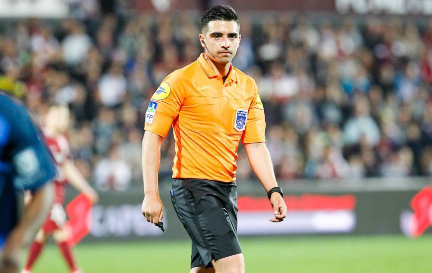 Pierre Gaillouste va arbitrer son treizième match de Ligue 2 BKT demain soir à l'occasion de la rencontre face à Amiens