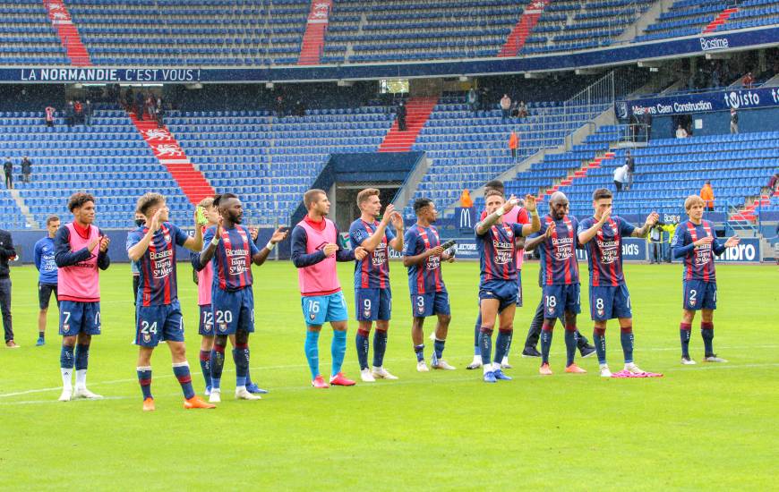 Les joueurs du Stade Malherbe ont pu célébrer leur victoire avec les supporters présents à d'Ornano