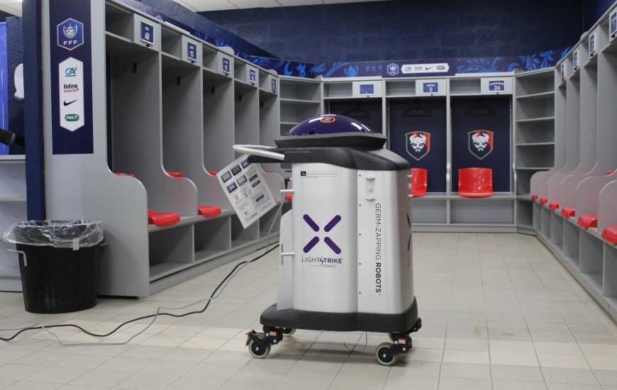 Grâce à sa machine, UV Flash Services a pu notamment désinfecter le vestiaire du Stade Malherbe Caen en fin de matinée