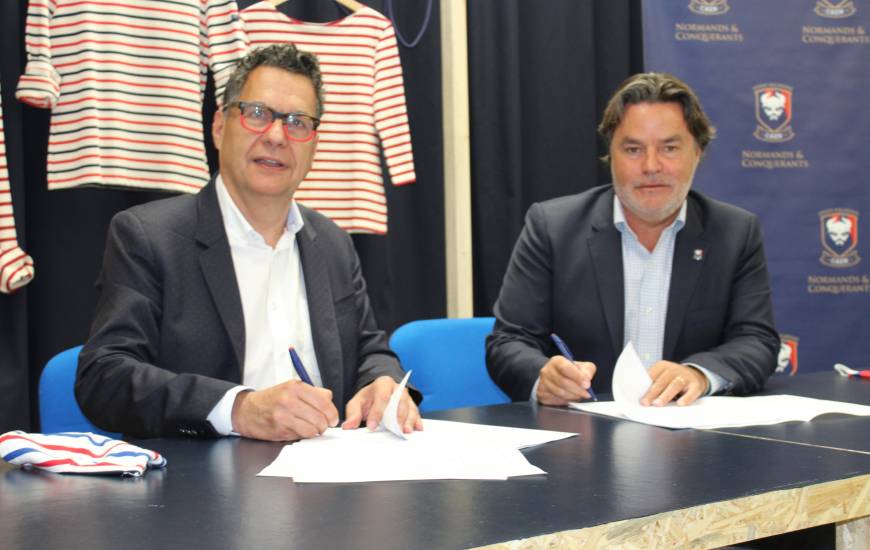 Fabrice Clément aux côtés de Luc Lenésécal (PDG de Saint James) lors de la signature du contrat ce vendredi