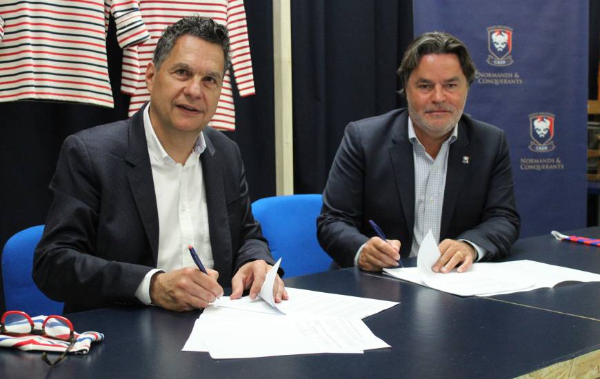 Fabrice Clément aux côtés de Luc Lenésécal (PDG de Saint James) lors de la signature du contrat ce vendredi 