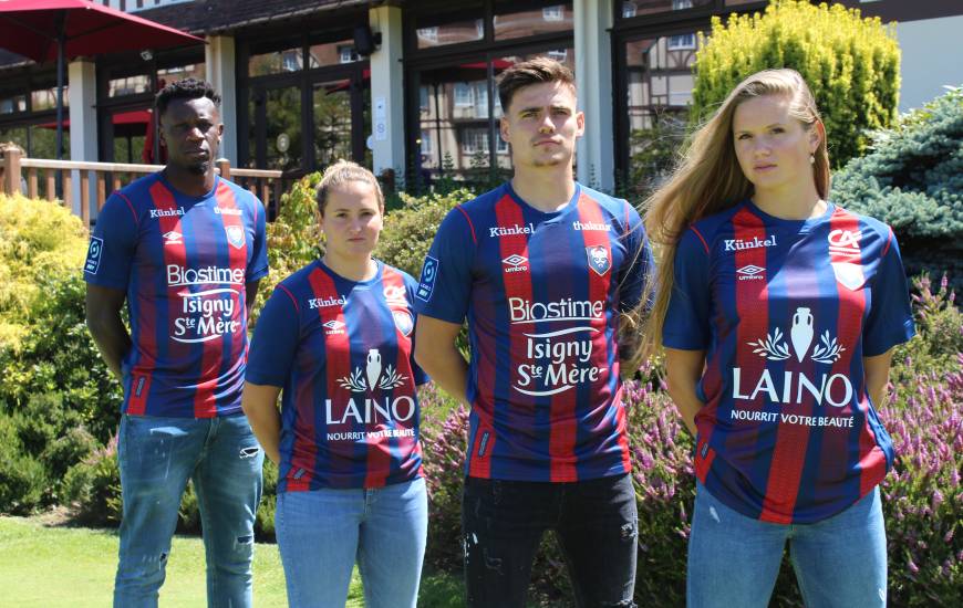 Les joueurs et joueuses du Stade Malherbe Caen avec le nouveau maillot domicile des "rouge et bleu"