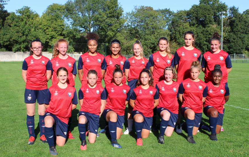 Quinze des seize nouvelles joueuses du Stade Malherbe Caen lors d'une séance d'entraînement sur les terrains de La Fossette