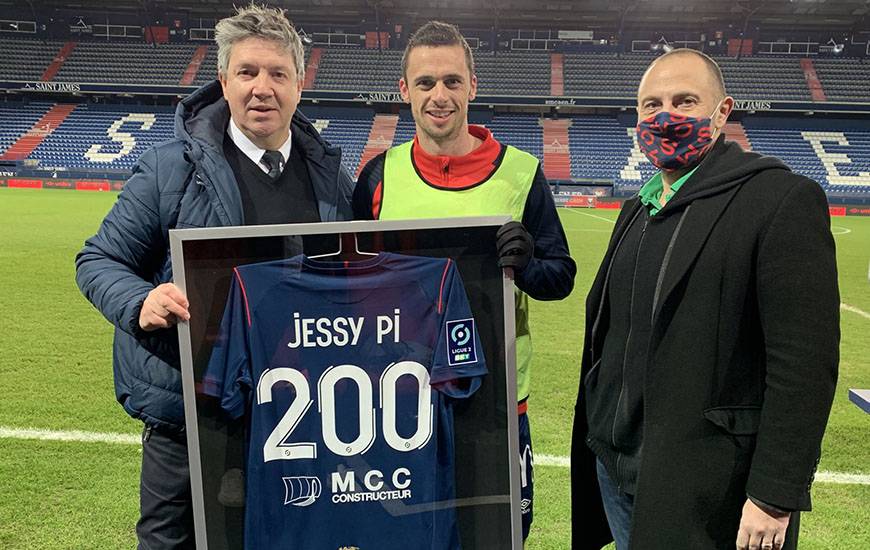 Jessy Pi a reçu une maillot des mains d'Olivier Pickeu et Vincent Catherine pour fête sa 200e en professionnel