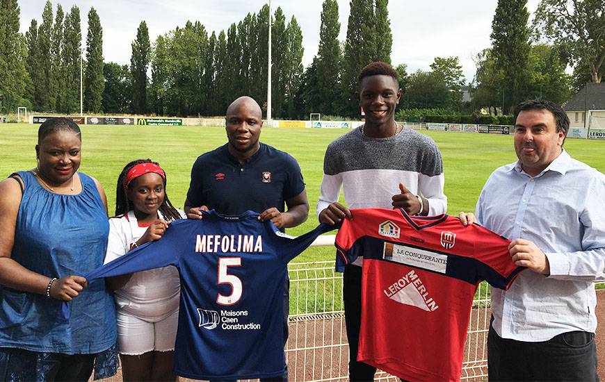 Franck Mefouma aux côtés de sa mère, sa soeur, Djibi Diao et Vincent Herlbet