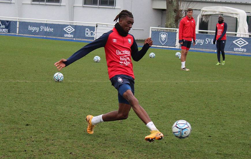 Kélian Nsona et les attaquants du Stade Malherbe ont pu travailler devant le but ce matin