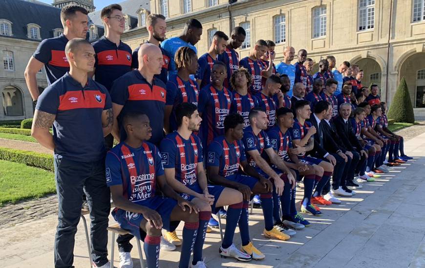 La direction, les joueurs et le staff du Stade Malherbe Caen ont pris la pose hier après-midi pour la photo officielle