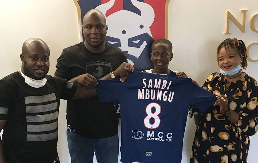 Le jeune Cluver Sambi Mbungu aux côtés de ses parents et de Djibi Diao, responsable recrutement du centre de formation