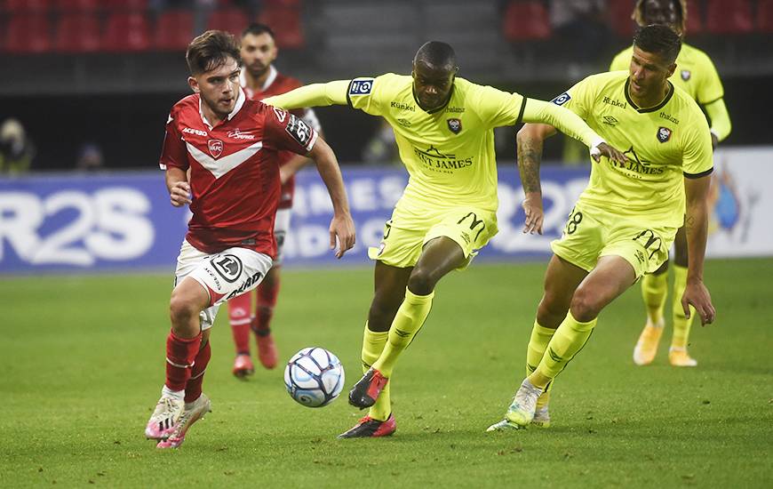 Première défaite de la saison pour Prince Oniangué et les Caennais ce samedi soir sur la pelouse de Valenciennes