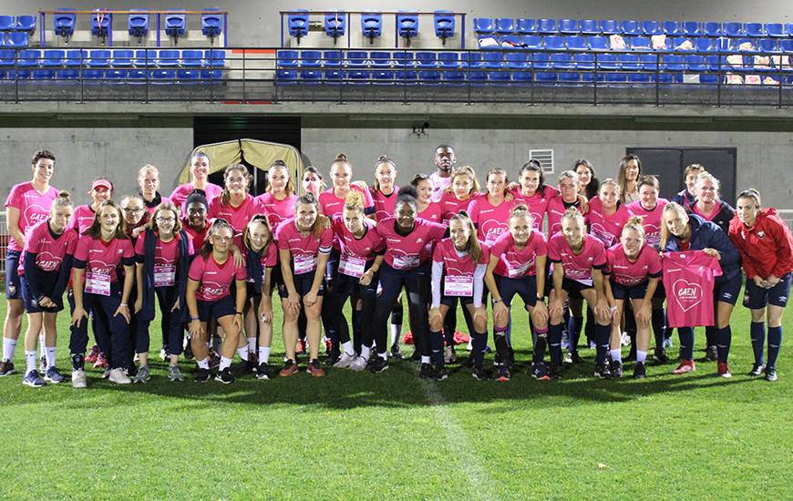 Ce sont près de 40 joueuses et salariées du Stade Malherbe Caen qui ont participé à la Rochambelle autour du stade Michel d'Ornano