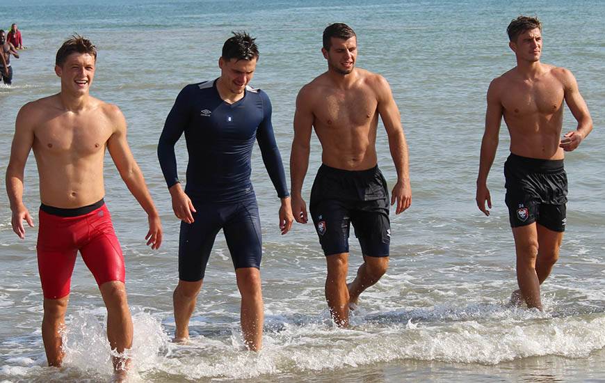 Johann Lepenant, Jessy Deminguet, Thomas Callens, Hugo Vandermersch et les joueurs du groupe professionnel ont participé à une journée de cohésion à Arromanches ce lundi matin