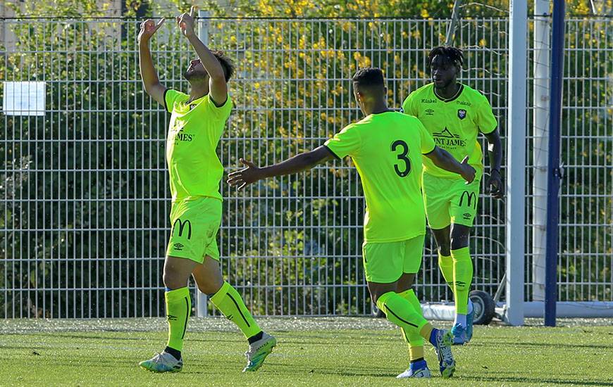 La joie d'Azzeddine Toufiqui lors de son but, le milieu caennais a ouvert le score pour le SM Caen peut avant l'heure de jeu  ( © Damien Deslandes Photographie) 