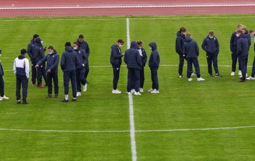 Les U19 du SM Caen sur la pelouse du stade de Coutances juste avant le match amical face au FC Lorient (Samedi 10/04/2021)