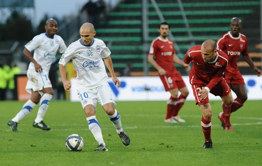 Benjamin Nivet avec le Stade Malherbe Caen sur la pelouse du VAFC lors de la saison 2011 / 2012