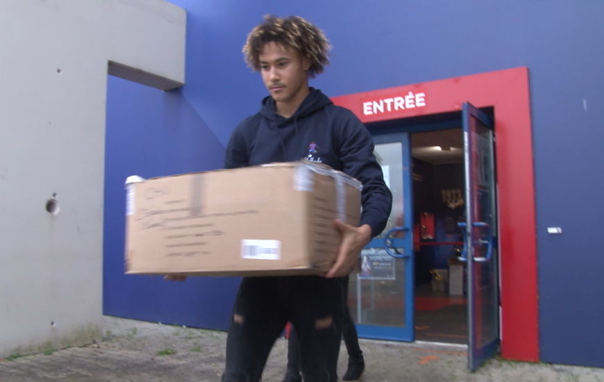 Alexis Beka Beka et Jonathan Rivierez ont rempli une voiture du club pour envoyer de nombreux cadeaux vers des associations et le CHU de Caen