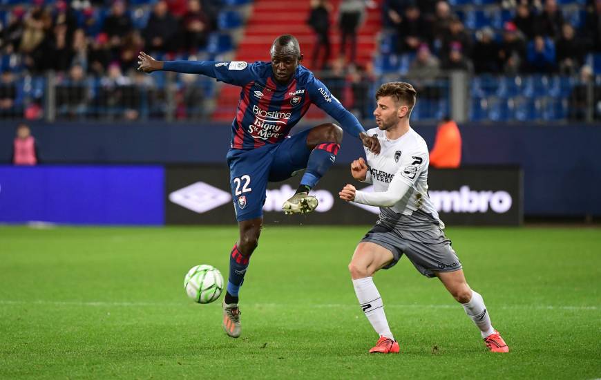 Adama Mbengue et les joueurs du Stade Malherbe Caen débuteront la saison 2020 / 2021 sur la pelouse du Clermont Foot