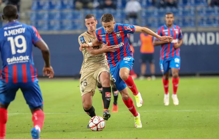 Mehdi Chahiri aurait pu inscrire son premier but avec le Stade Malherbe mais Monsieur Angoula en a décidé autrement