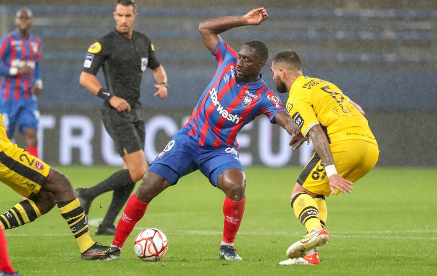 Abdelatif Kherradji en arrière plan lors du match aller à d'Ornano face à Valenciennes