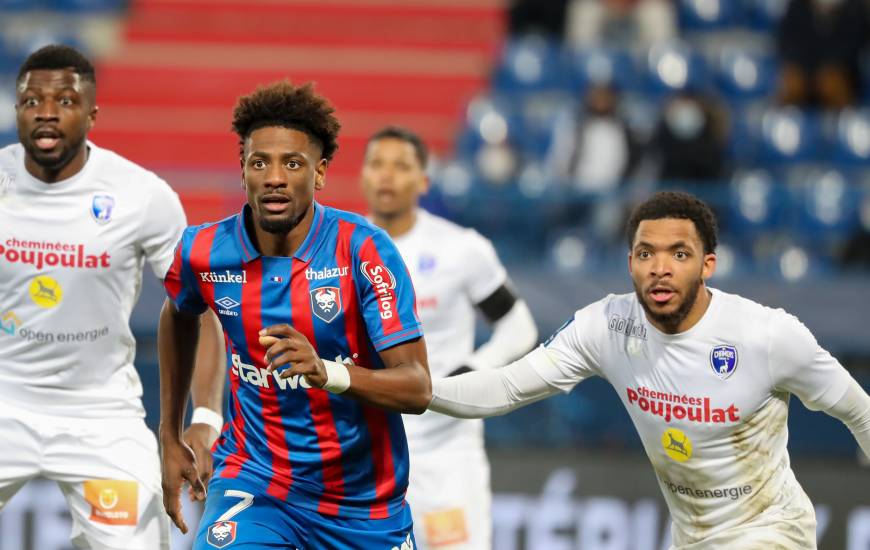 Nuno Da Costa à la lutte avec un défenseur des Chamois Niortais vendredi soir