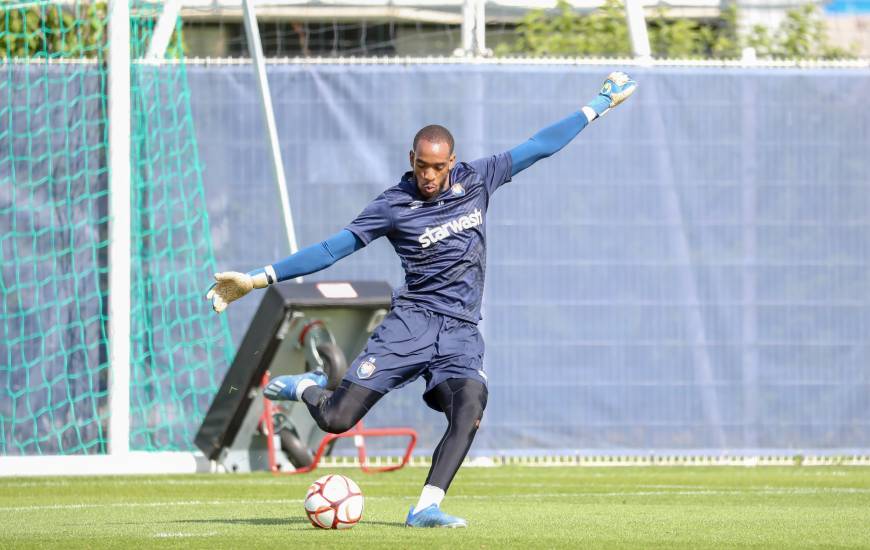 Après deux matchs avec l'équipe réserve, c'est au tour de Yannis Clementia d'être dans les 18