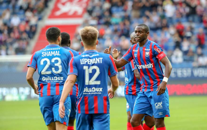 La joie de Prince Oniangué et les Caennais après l'ouverture du score d'Alexandre Mendy en première période