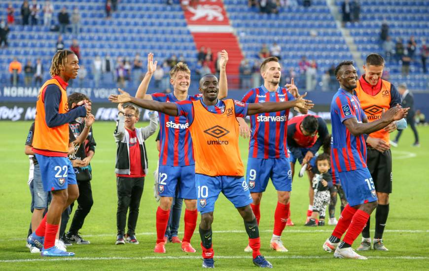 Caleb Zady Sery et les Caennais ont pu célébré la victoire avec les supporters hier soir à d'Ornano