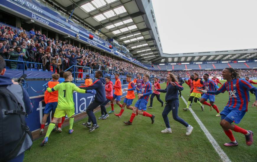 La joie de tout un stade après le tir au but vainqueur inscrit par Abdoulaye Niakité hier après-midi