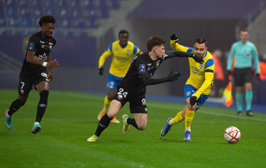 Hugo Vandermersch au duel avec Tony Mauricio ce soir face au FC Sochaux à Bonal (Christian Lemontey)