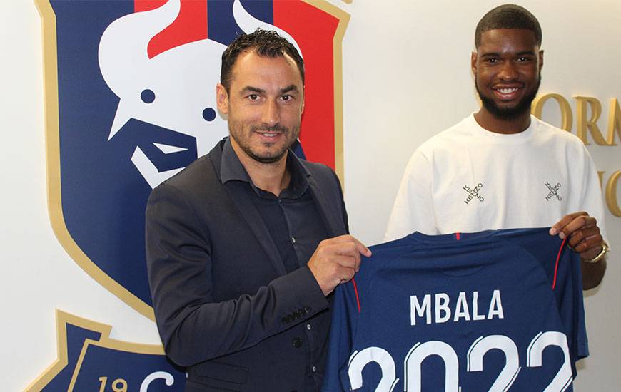 Kévin Mbala aux côtés de Yohan Eudeline lors de la signautre de son premier contrat professionnel