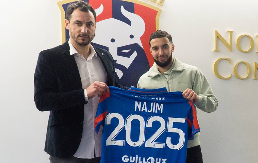 Ilyès Najim aux côtés de Yohan Eudeline après la signature de son premier contrat professionnel 