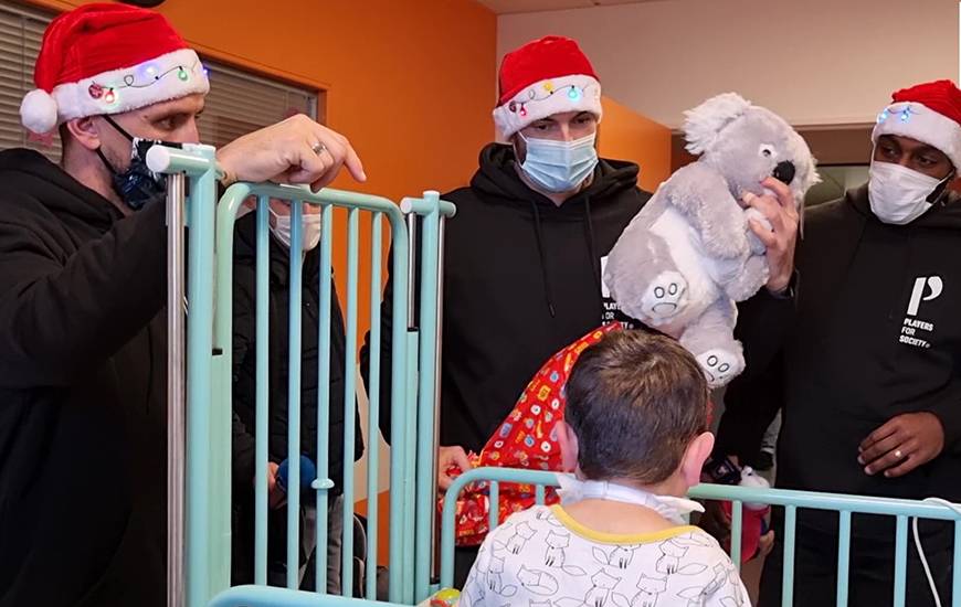 Anthony Gonçalves, Rémy Riou et Jonathan Rivierez ont distribué des cadeaux aux enfants hospitalisés 