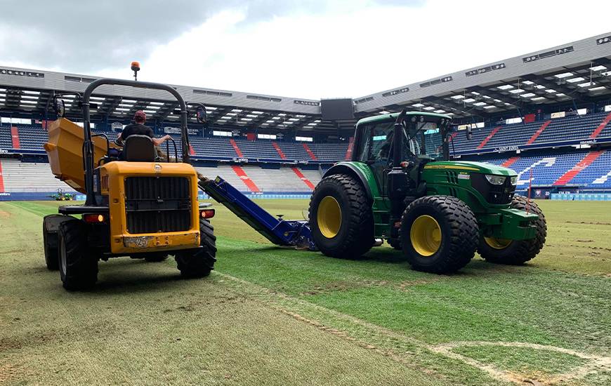 Les travaux sur la pelouse du stade Michel d'Ornano ont débuté ce lundi matin