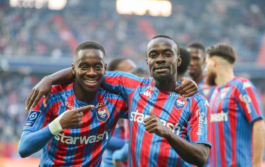 Caleb Zady Sery passeur et Godson Kyeremeh buteur sur la quatrième réalisation du Stade Malherbe