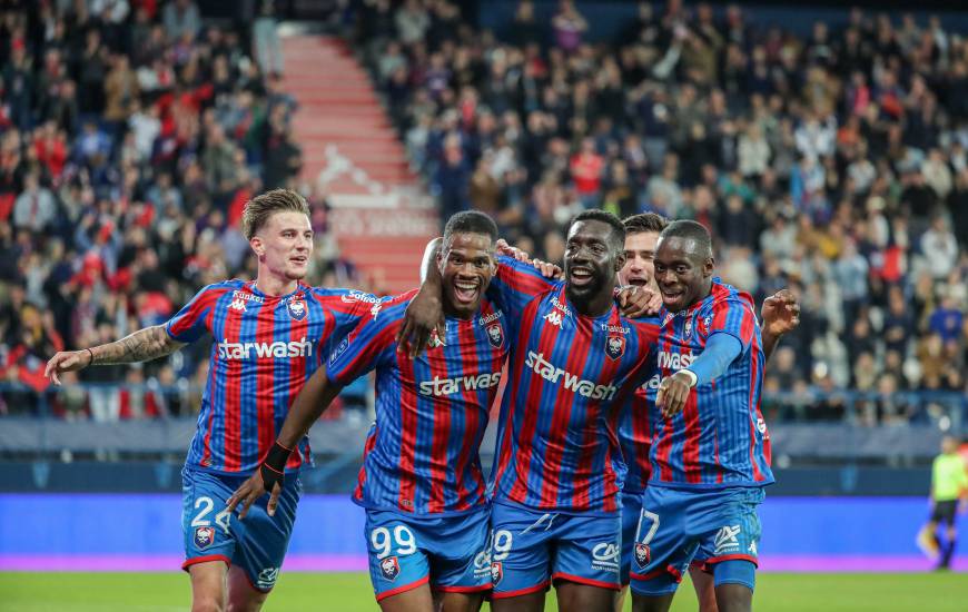 La joie des joueurs du Stade Malherbe après le deuxième but inscrit par Samuel Essende face à Rodez