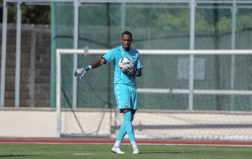 Yannis Clementia était titulaire hier soir face au Mans FC en match de préparation à Vire