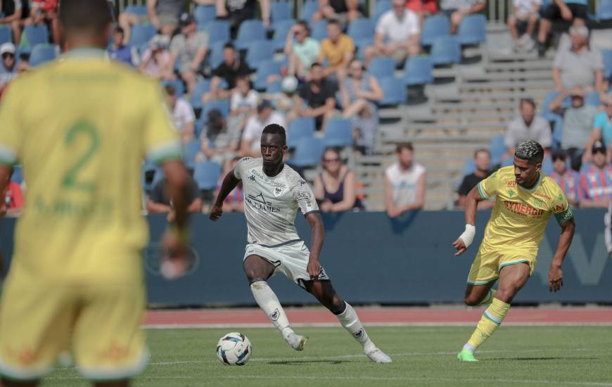 Ibrahim Cissé était titulaire dans une défense à trois aux côtés de Romain Thomas & Adolphe Teikeu