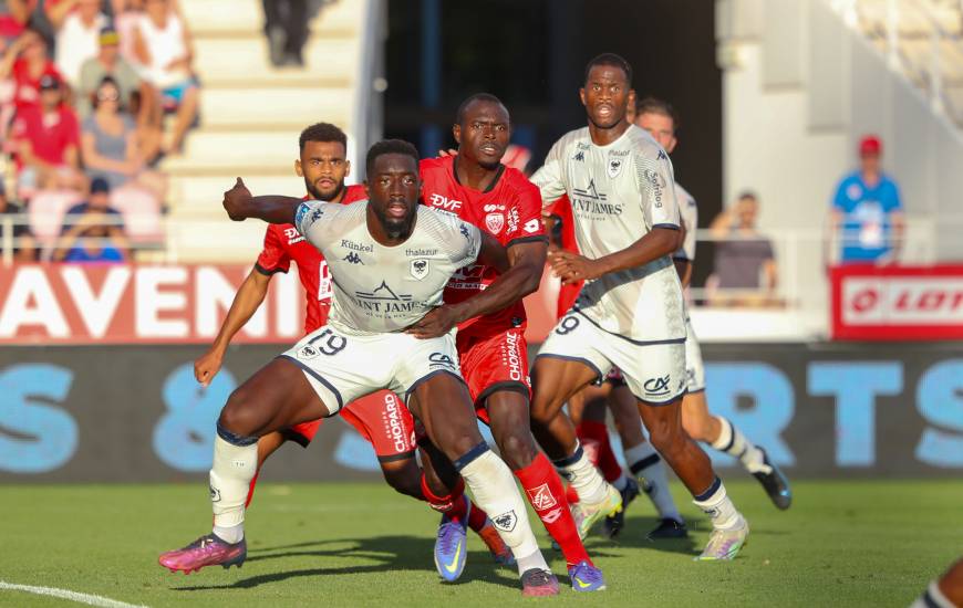 Alexandre Mendy et Samuel Essende ont beaucoup pesé sur la défense du DFCO ce samedi soir