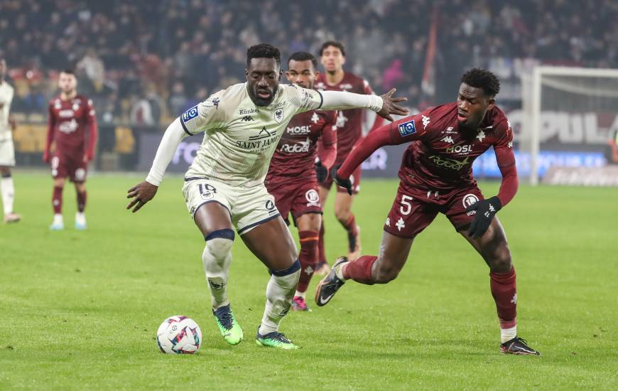 Alexandre Mendy au duel avec Fali Candé hier soir sur la pelouse du FC Metz 