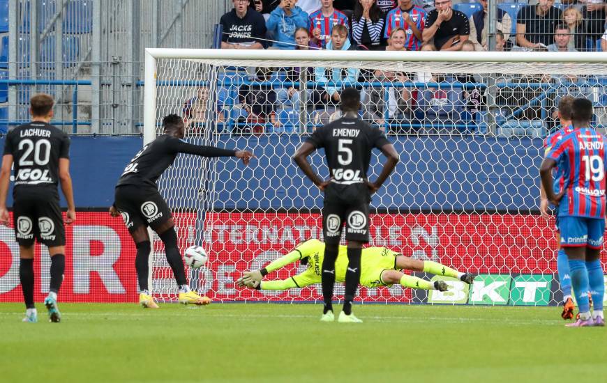Anthony Mandréa a stoppé un penalty dans cette première période face à l'Amiens SC