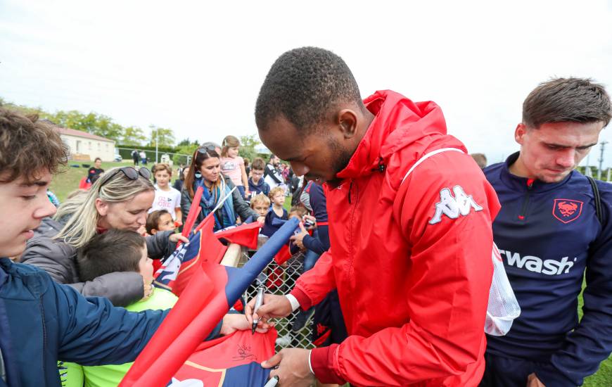 Yannis Clementia et deux autres joueurs du Stade Malherbe Caen seront en dédicaces à la Foire Internationale de Caen ce samedi