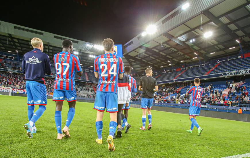 La communion entre les joueurs du Stade Malherbe Caen et le public après la victoire face aux Chamois Niortais