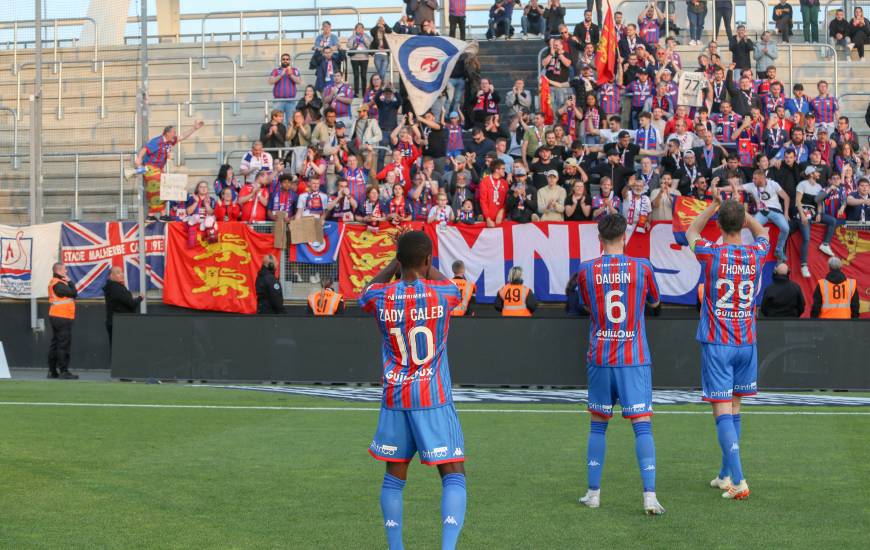 Les joueurs du Stade Malherbe ont pu célébrer la victoire avec les supporters venus en nombre à Amiens